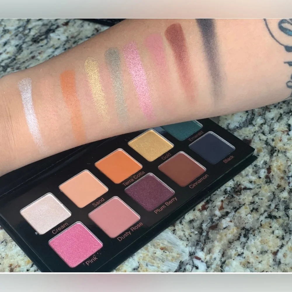 VIOLET VOSS ESSENTIALS - Picture 3 of 5